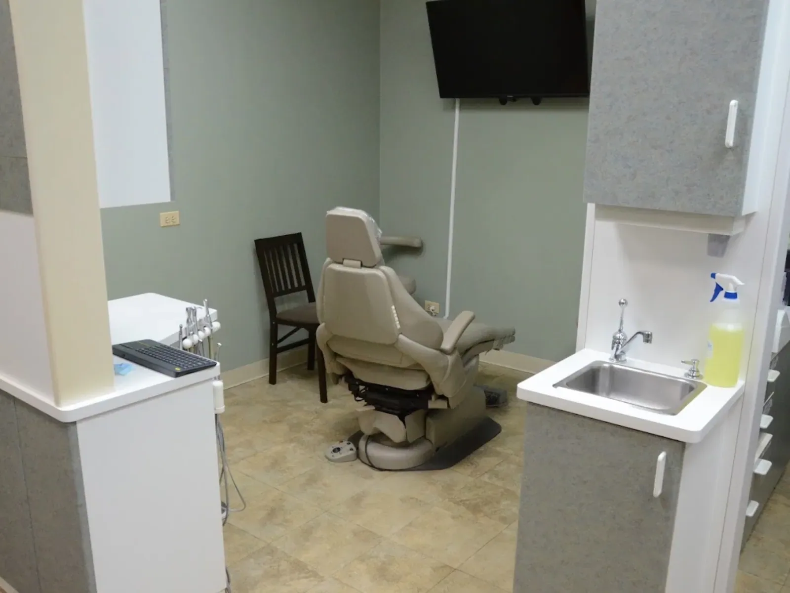 Dental treatment chair and examination equipment